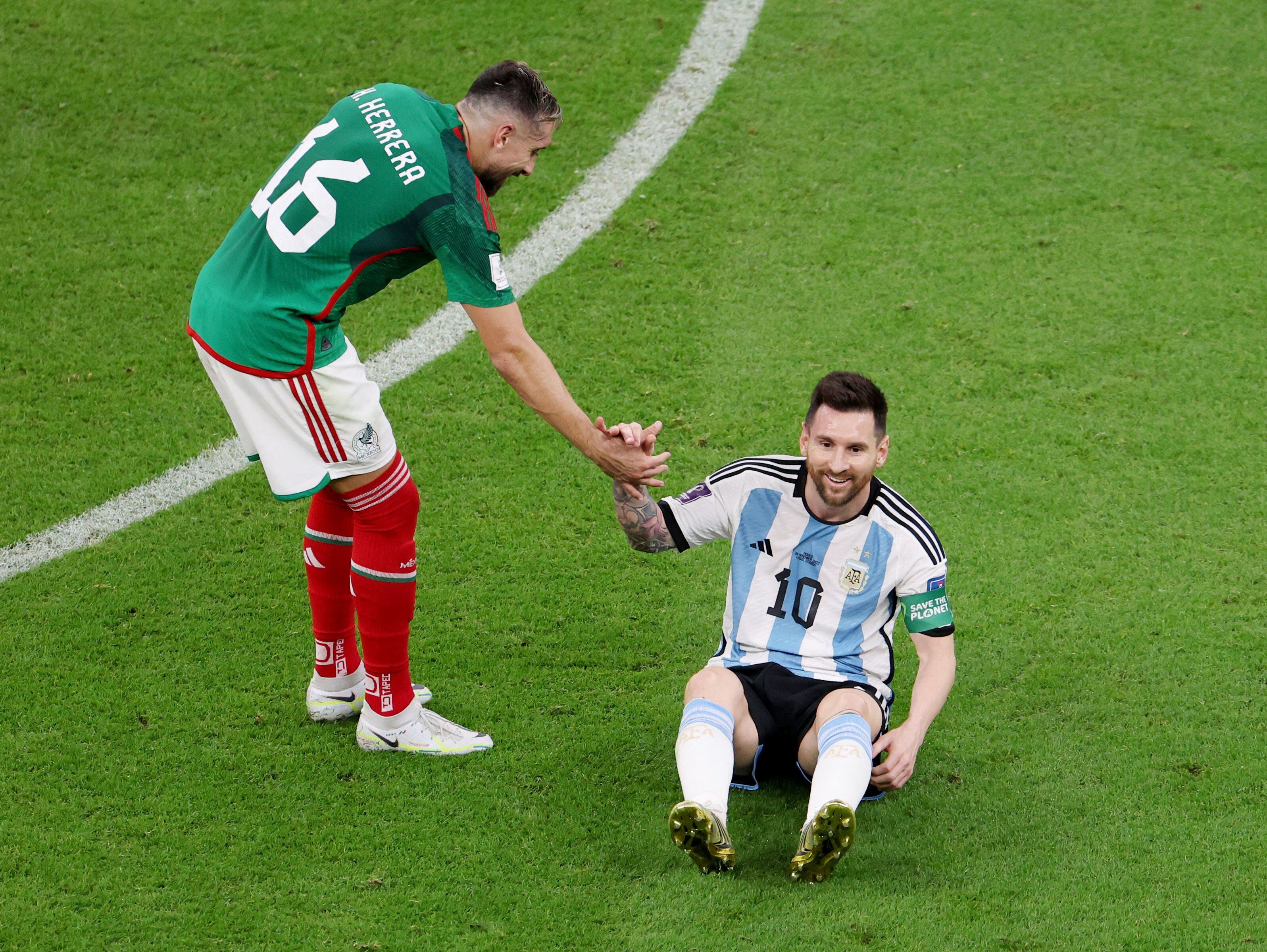 Herrera dándole la mano a Messi tras derribarlo en el terreno de juego REUTERS/Molly Darlington