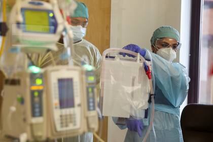 Anklesaria atiende a un paciente en una unidad de cuidados intensivos 