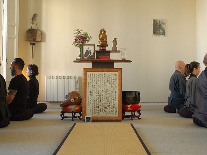 Si medita nel salotto della casa dove morì Mario Biondo.  (Mokusan Zen Dojo)