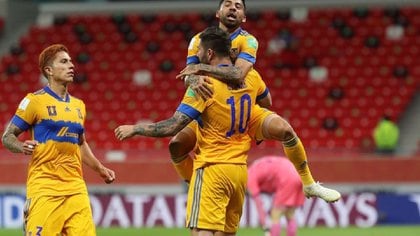 Javier Aquino se encuentra entrenando con sus compañeros después de un choque de cabezas en los cuartos de final(Foto: Instagram/10apg)