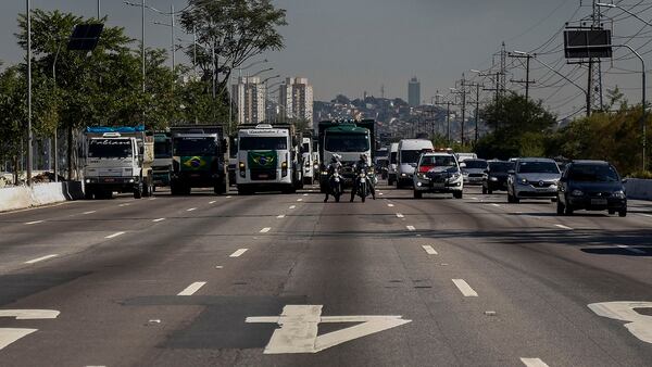 Según la Policía de Carreteras, desde tempranas horas de este lunes camioneros se concentraron en diferentes vías del país (AFP)