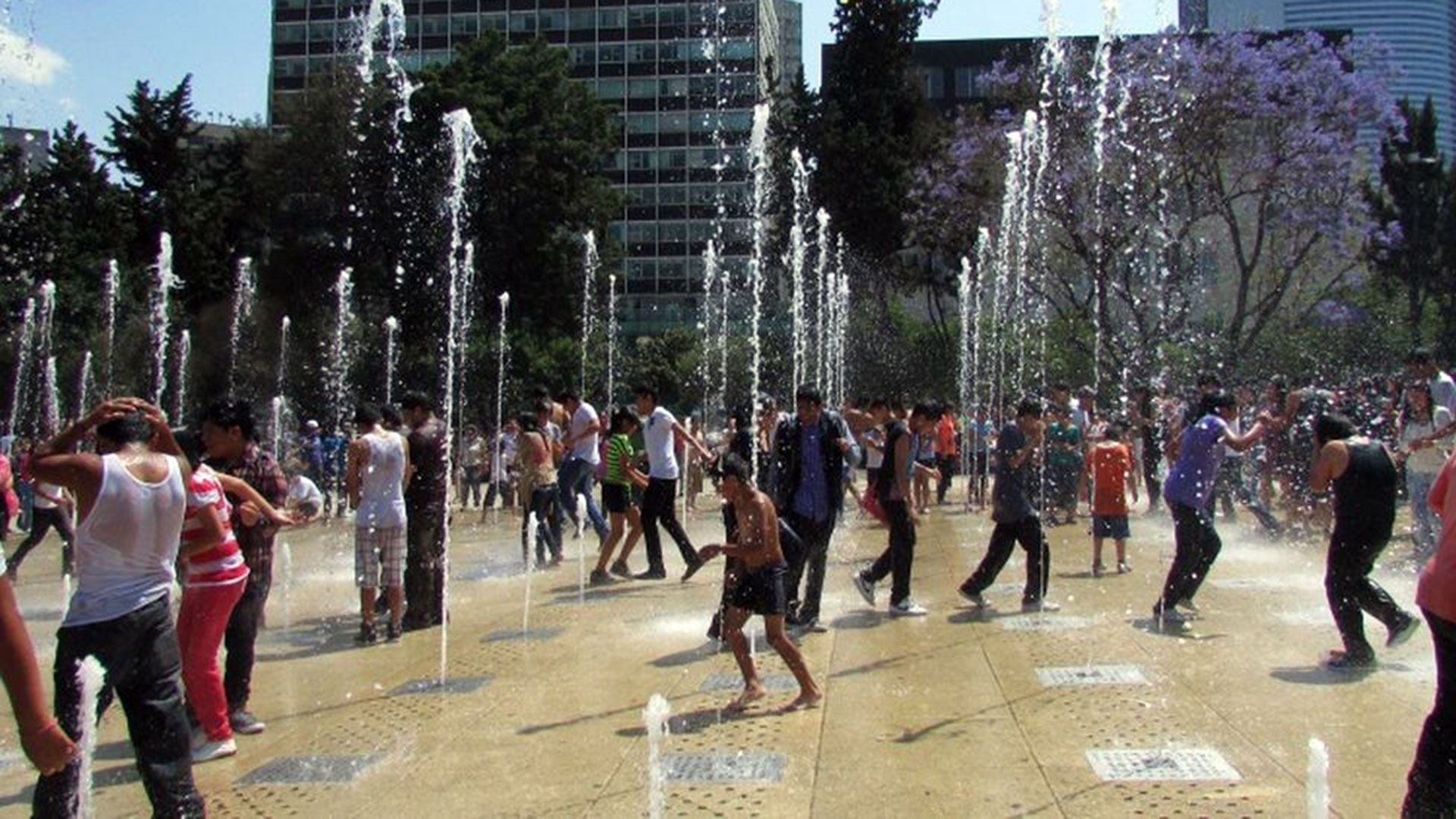 Habitante de la ciudad de México aplacan el calor en las fuentes de los espacios públicos. (Foto: Especial)