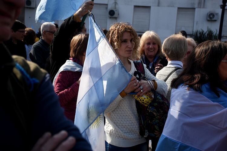 Los militantes regalaron banderas argentinas a quienes iban llegando a la plaza