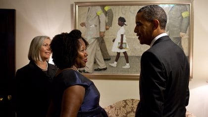 El 31 de diciembre de 2011, el entonces presidente Barack Obama recibió a Ruby en la Casa Blanca. Detrás, la icónica pintura de Norman Rockwell sobre su entrada a la escuela.