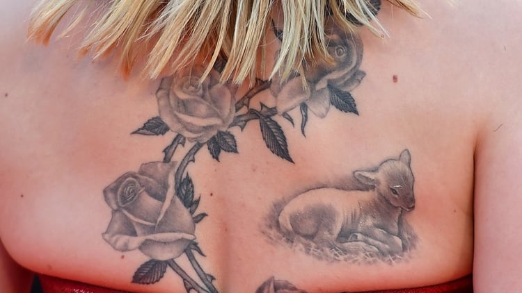 El tatuaje de Scarlett con detalles de rosas y animales en la técnica black and grey y sombreado (Alberto PIZZOLI / AFP)