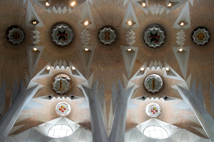 Detalle del interior del techo de la Sagrada Familia, de Barcelona. (AFP / JOSEP LAGO)