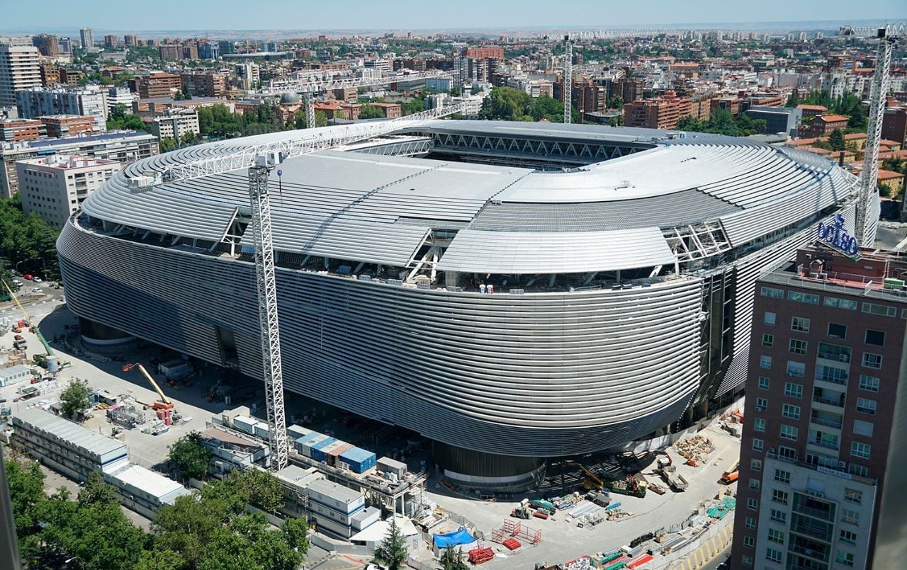 El exterior del Santiago Bernabéu en una imagen tomada en el verano de 2023