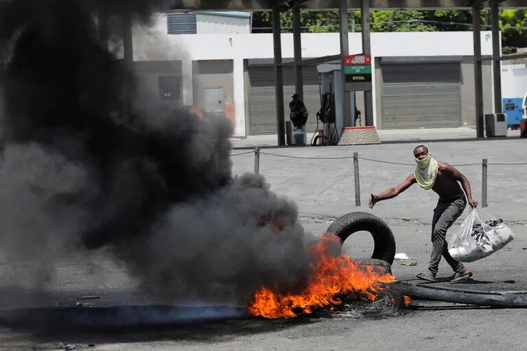 Un manifestante quema una rueda  