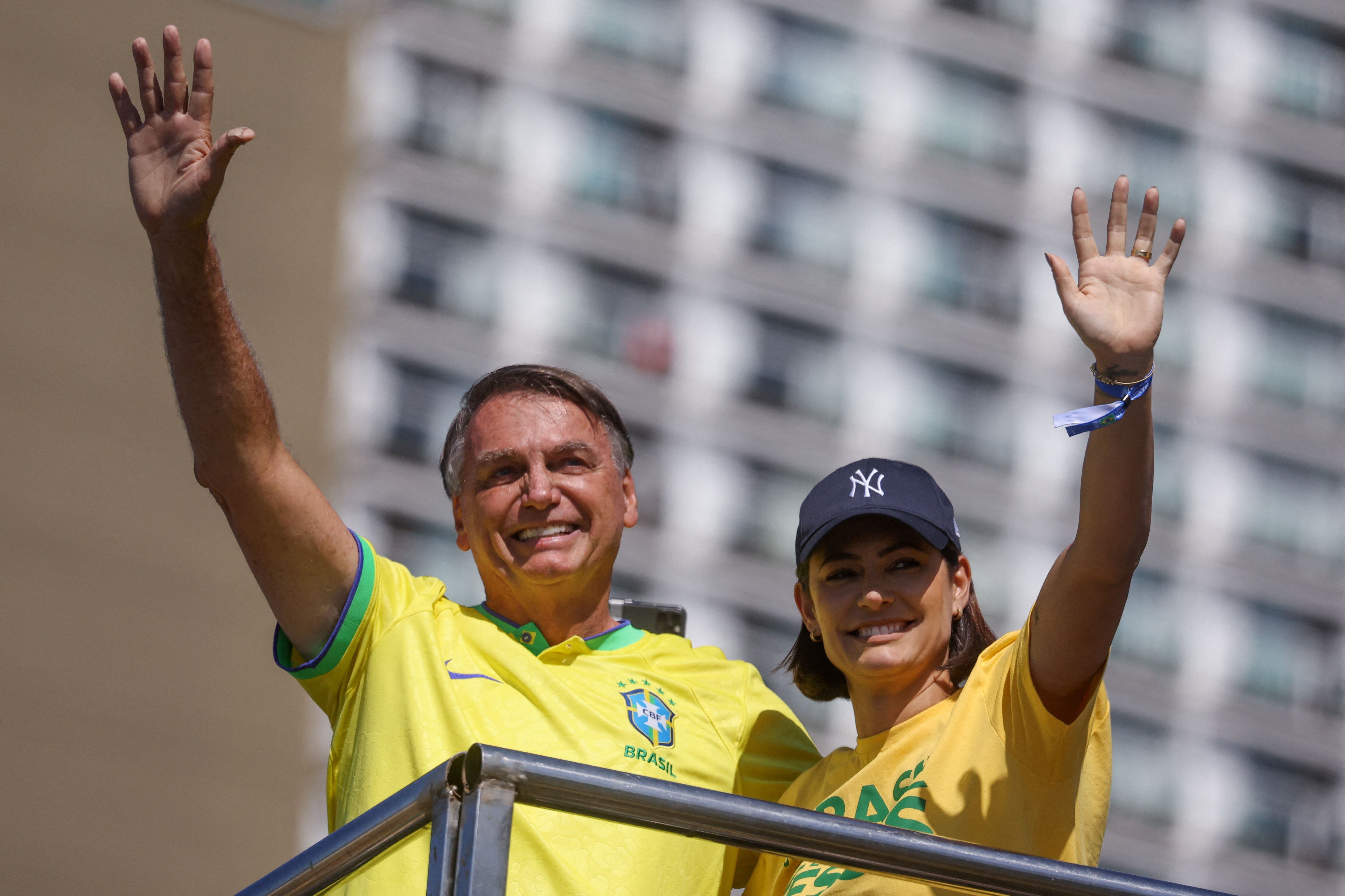 Bolsonaro dijo a sus miles de seguidores en la playa el domingo que el multimillonario “tuvo el coraje de mostrar, con alguna evidencia... hacia dónde iba nuestra democracia, cuánta libertad ya hemos perdido” (REUTERS/Pilar Olivares)
