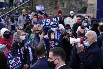 El candidato presidencial demócrata Joe Biden habla a través de un megáfono a una multitud en Filadelfia, Pensilvania. REUTERS/Kevin Lamarque