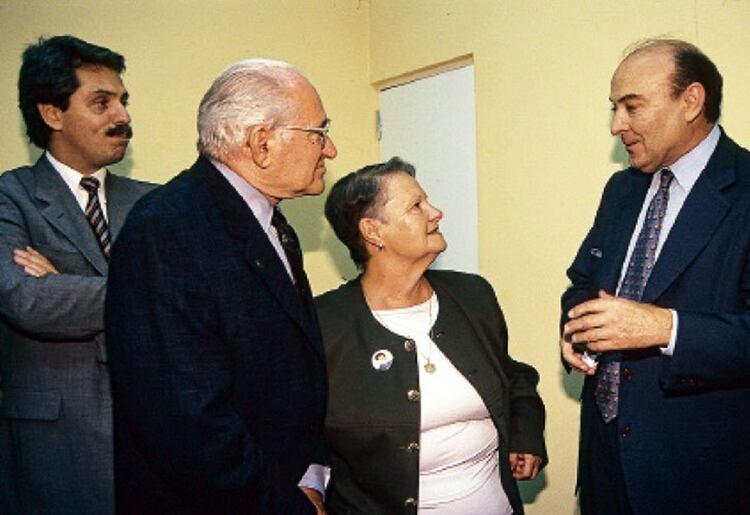 Fernández en el 2000, con Domingo Cavallo, cuando competían en una misma lista para legisladores porteños. En la foto, con los padres del fotógrafo asesinado José Luis Cabezas.