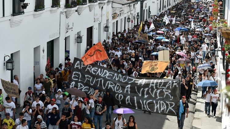 Students march during a nationwide strike called by students, unions and indigenous groups to protest against the government of Colombia's President Ivan Duque in Popayan, Cauca department, on November 21, 2019. (Photo by Luis ROBAYO / AFP)