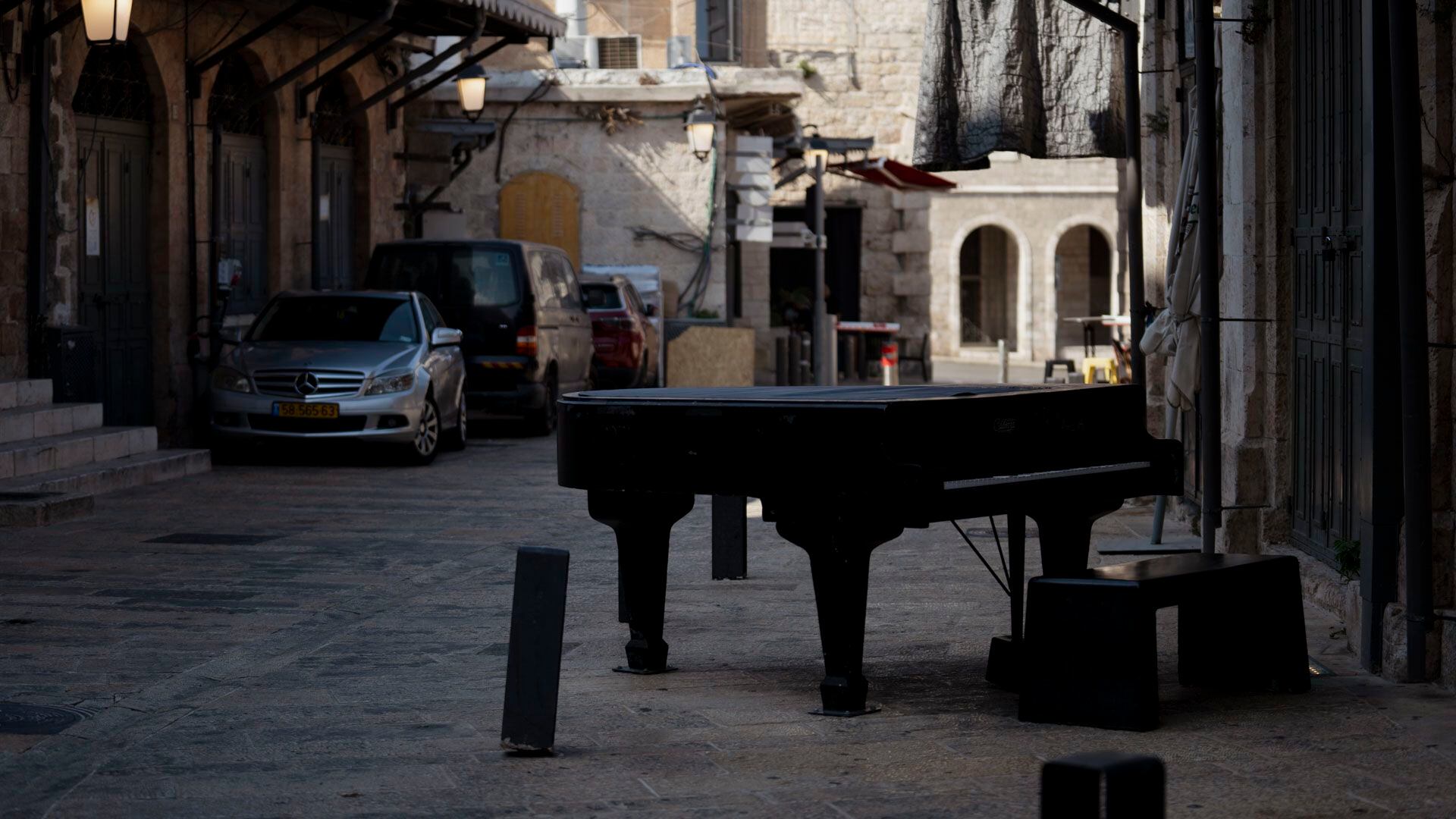 Un piano cerrado en el barrio cristiano: un hecho anómalo para los sábados en Jerusalén, cuando el clima es tibio y los turistas se apropian de la ciudad histórica