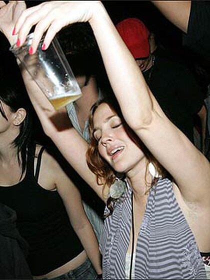 La primera cerveza se la dio Robert Downey Jr antes de los 10, para los 11, Barrymore ya había probado la marihuana y comenzó a tomar cocaína como parte de su rutina en el club Silverlake, uno de los lugares favoritos de Jack Nicholson y Madonna 