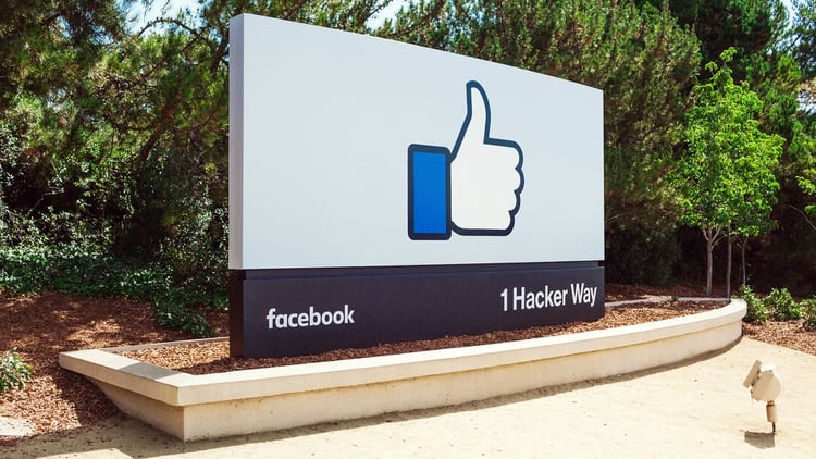 El logo de Facebook que se ve en la entrada de las oficinas centrales en Menlo Park