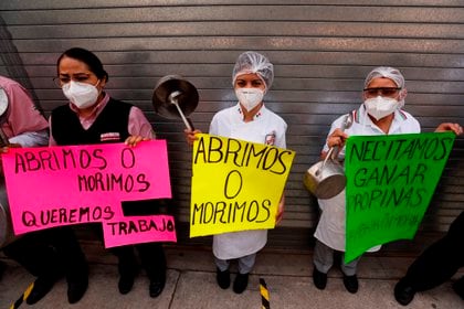 El pasado 11 de enero, trabajadores de restaurantes protestaron para solicitar al Gobierno que se les permita el ingreso de comensales a sus establecimientos ante la crisis económica provocada por la emergencia sanitaria de la COVID-19. (Foto: EFE/José Méndez)
