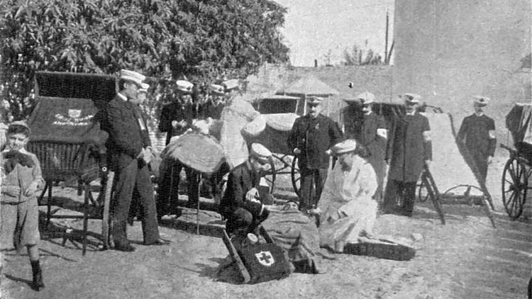 Aunque funcionaba desde varios años antes, la Cruz Roja argentina comenzó sus funciones de manera oficial el 10 de junio de 1880