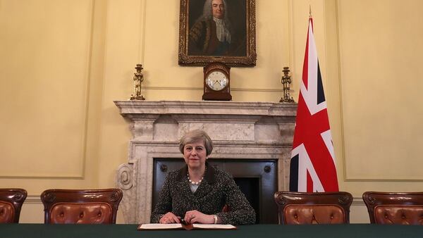 Theresa May firmó en marzo la carta oficial para comenzar el brexit (Reuters)