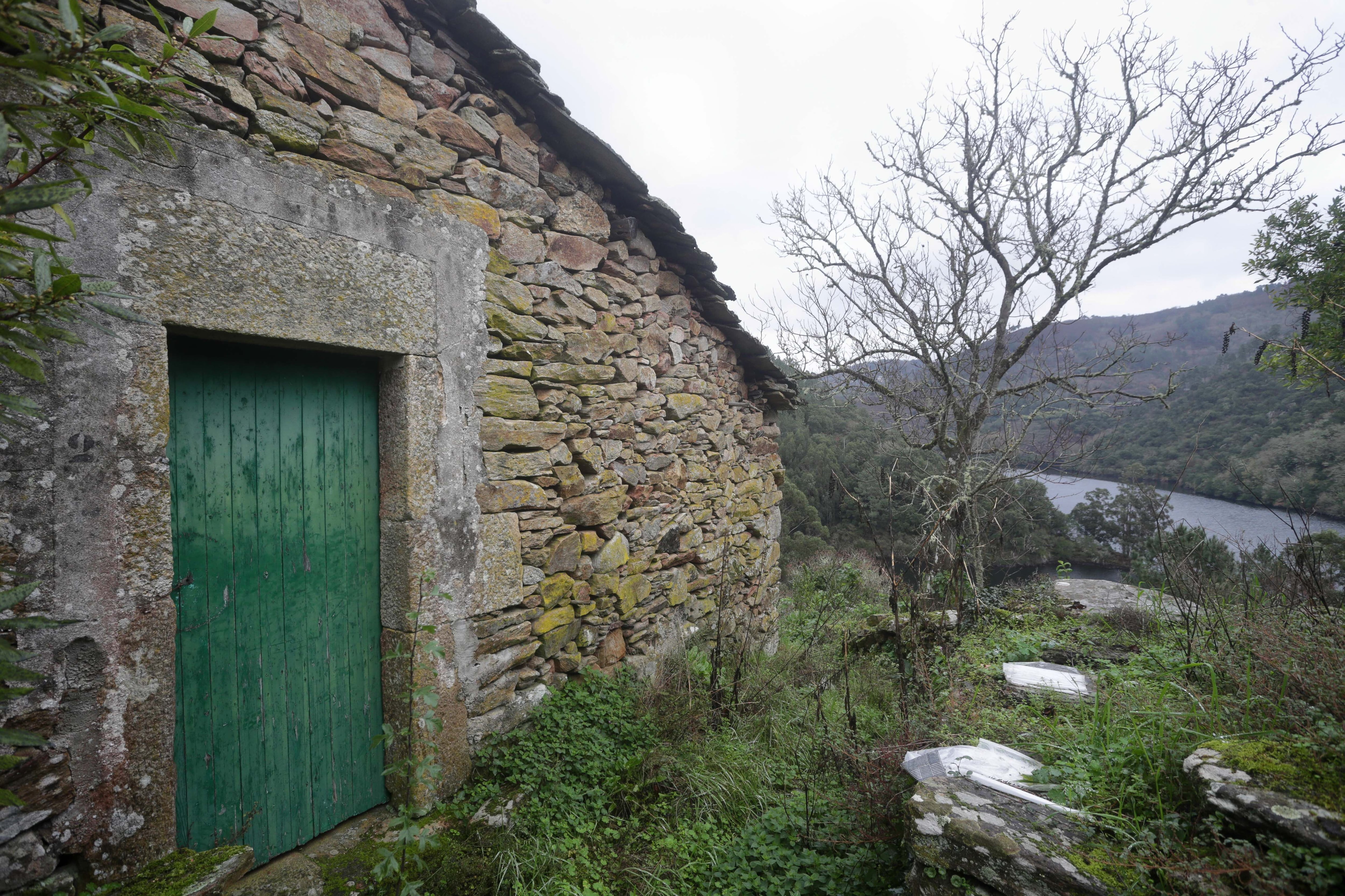 Una casa abandonada en la aldea de San Xiao, situada en la Ribeira Sacra (Carlos Castro / Europa Press)