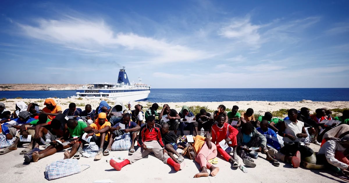 L’arrivo di 10.000 migranti a Lampedusa innesca la peggiore crisi migratoria in Italia da anni