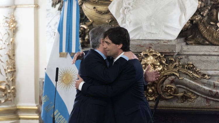 Macri abraza a Lacunza, el sucesor de Dujovne tras su esperada renuncia al Ministerio de Hacienda (Adrián Escandar)