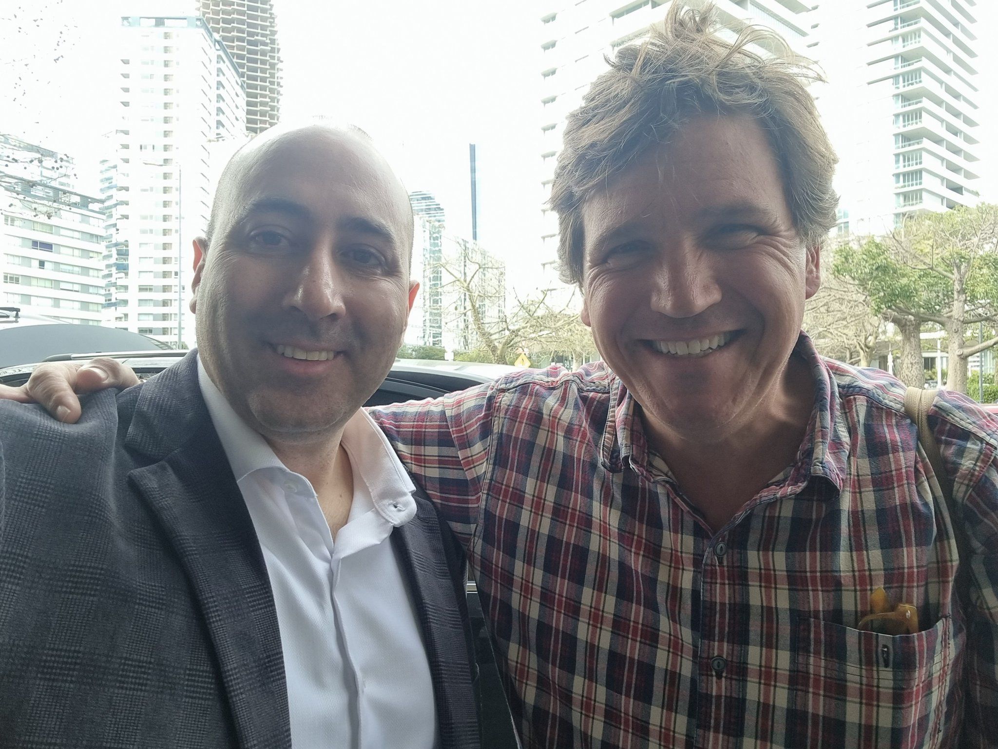 Tucker Carlson junto a Fernando Cerimedo, tras su llegada a Buenos Aires