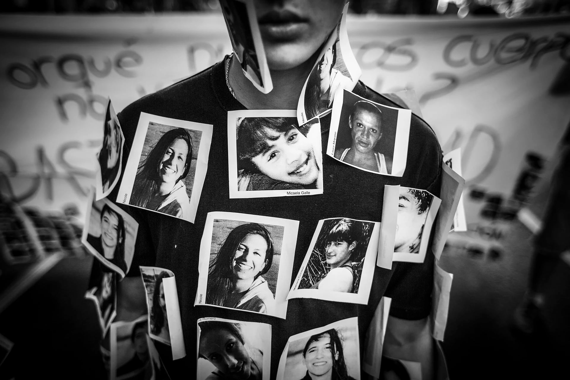 Un joven realiza una perfomance con fotos de víctimas de violencia de género, durante la marcha “Ni una menos” desde el Congreso Nacional a la Plaza de Mayo (Martín Zabala)