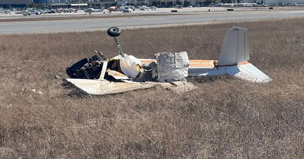 Almeno due persone sono rimaste uccise dopo che due aerei si sono schiantati mentre cercavano di atterrare in un aeroporto della California