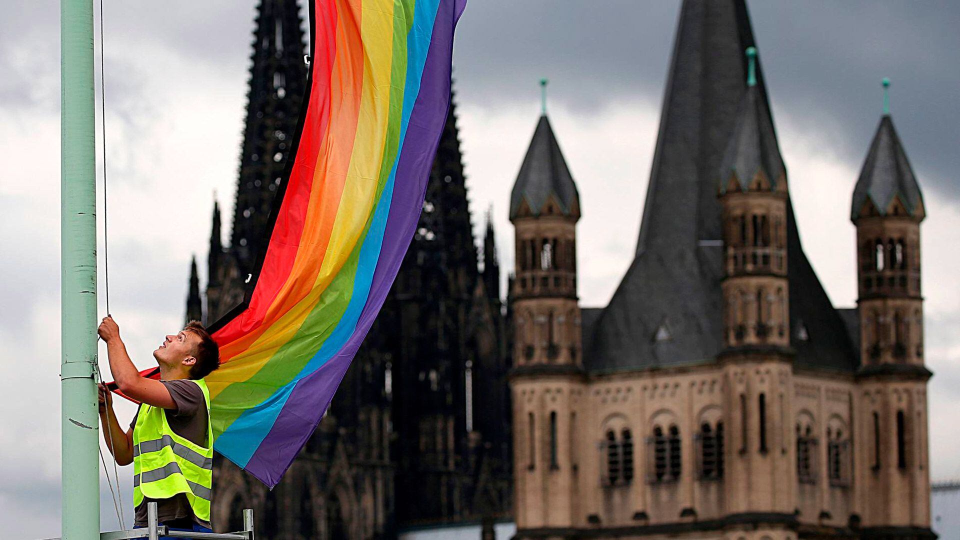 bandera gay alemania iglesia