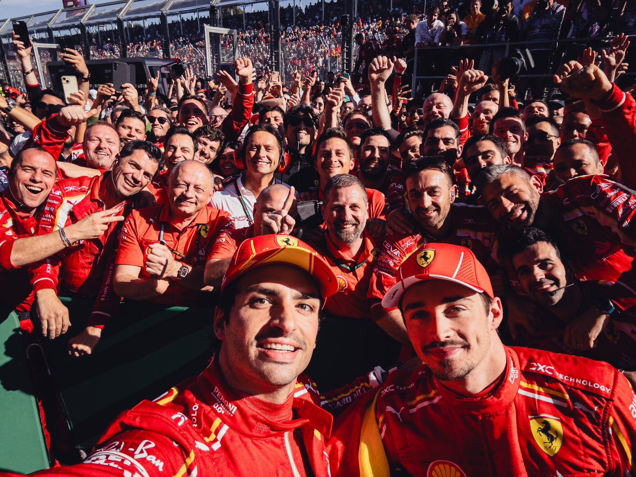 Selfie de Carlos Sainz y Charles Leclerc con los miembros de Ferrari (Ferrari)