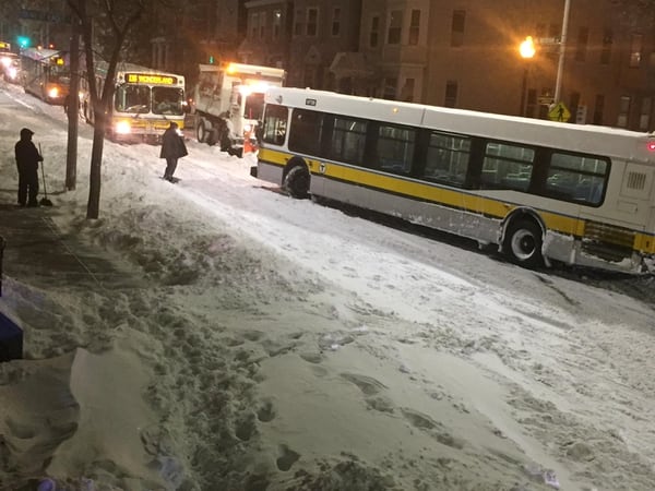 Un autobús cubierto de nieve en Boston (Karen Lyons Clauson/via REUTERS)