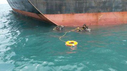 Cargamento de droga incautado en Colombia que iba bajo el agua atado con cuerdas a la estructura del barco. Foto: El Heraldo.