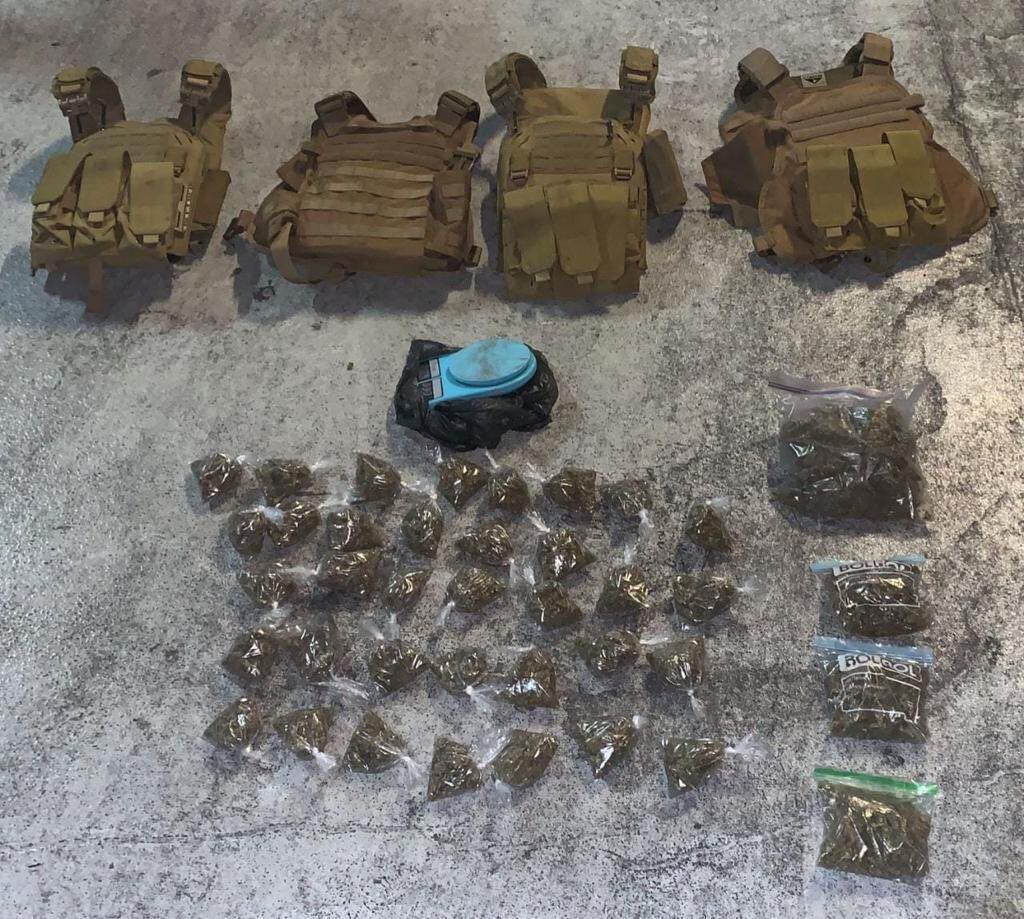 Droga, armas y equipo táctico fue lo asegurado por las autoridades estatales tras la revisión (Foto: Fuerza Civil Nuevo León)