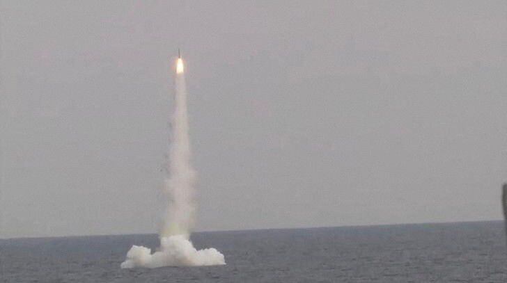 Un misil de crucero Kalibr es lanzado desde el submarino ruso Petropavlovsk-Kamchatsky de la Flota del Pacífico durante una prueba en las aguas del Mar de Japón, el 21 de diciembre de 2021. Ministerio de Defensa de Rusia/Distribuido vía REUTERS/Archivo