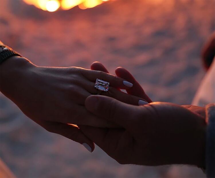 Jennifer Lopez y Alex Rodriguez compartieron la foto de su compromiso en Instagram
