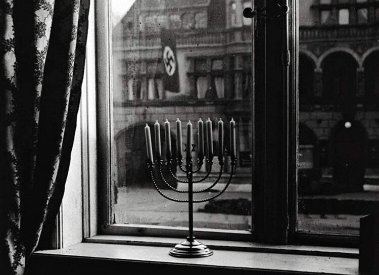 El candelabro del rabino rabino Akiva Posner, frente a los cuarteles del partido Nazi en Kiel