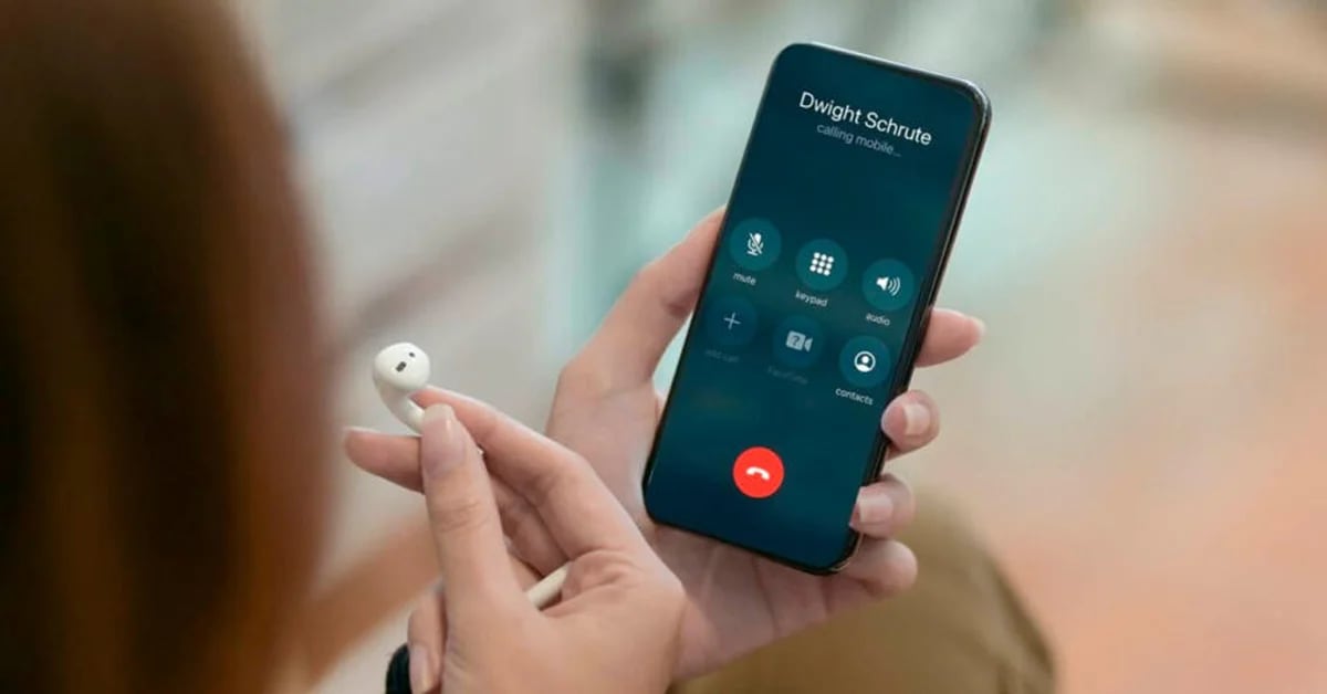 Esta opción le permite contestar llamadas en otro celular cuando no hay batería en el personal.