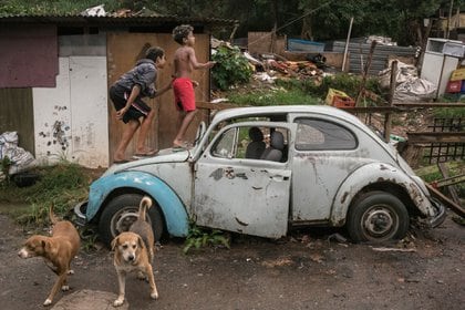 Paulo, de 8 años, y Renato, de 11, juegan en un barrio de bajos recursos. Ninguno tiene computadoras ni internet para continuar su eduación