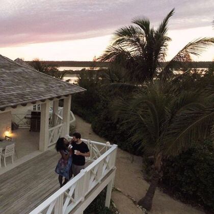 Serena y Ohanian en el deck de su exclusivo alojamiento en Bahamas. 