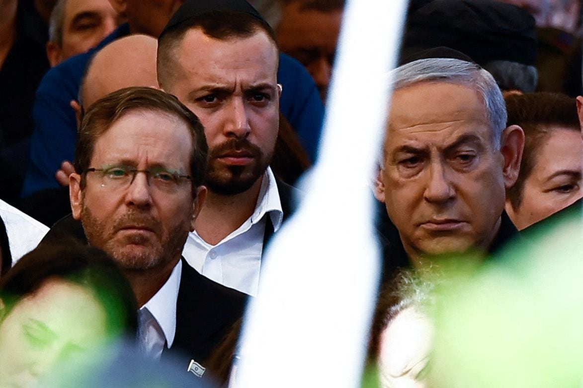 Benjamin Netanyahu e Isaac Herzog durante el funeral de Gal Meir Eizenkot, hijo del ministro israelí Gadi Eizenkot, asesinado por Hamas en la Franja de Gaza