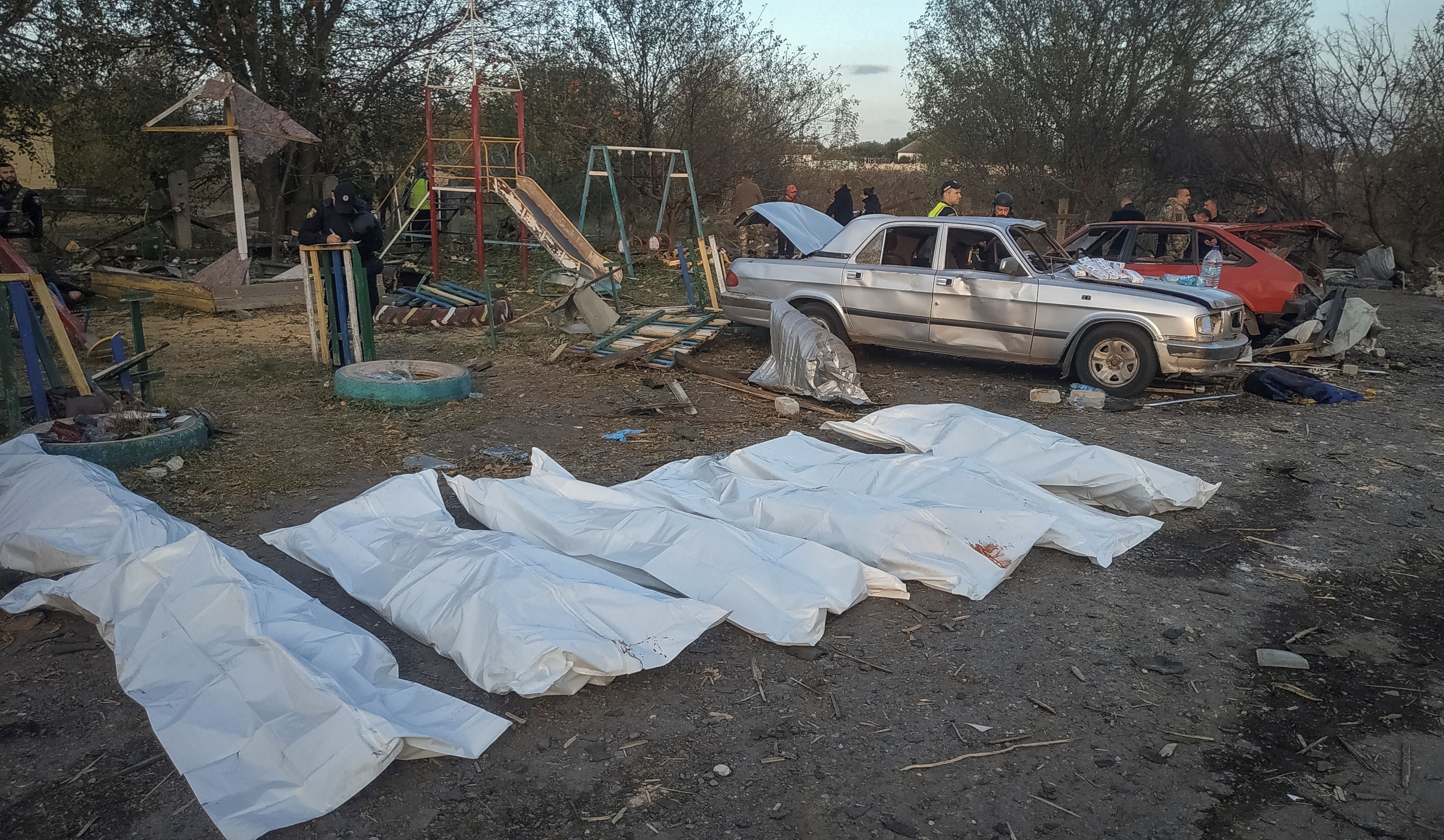 Los cuerpos de las 52 víctimas del ataque ruso al pueblo de Hroza, en la región de Kharkiv. Un ataque sin mayor sentido que terminó con la vida de uno de cada seis habitantes del lugar. (REUTERS/Vyacheslav Madiyevskyy)