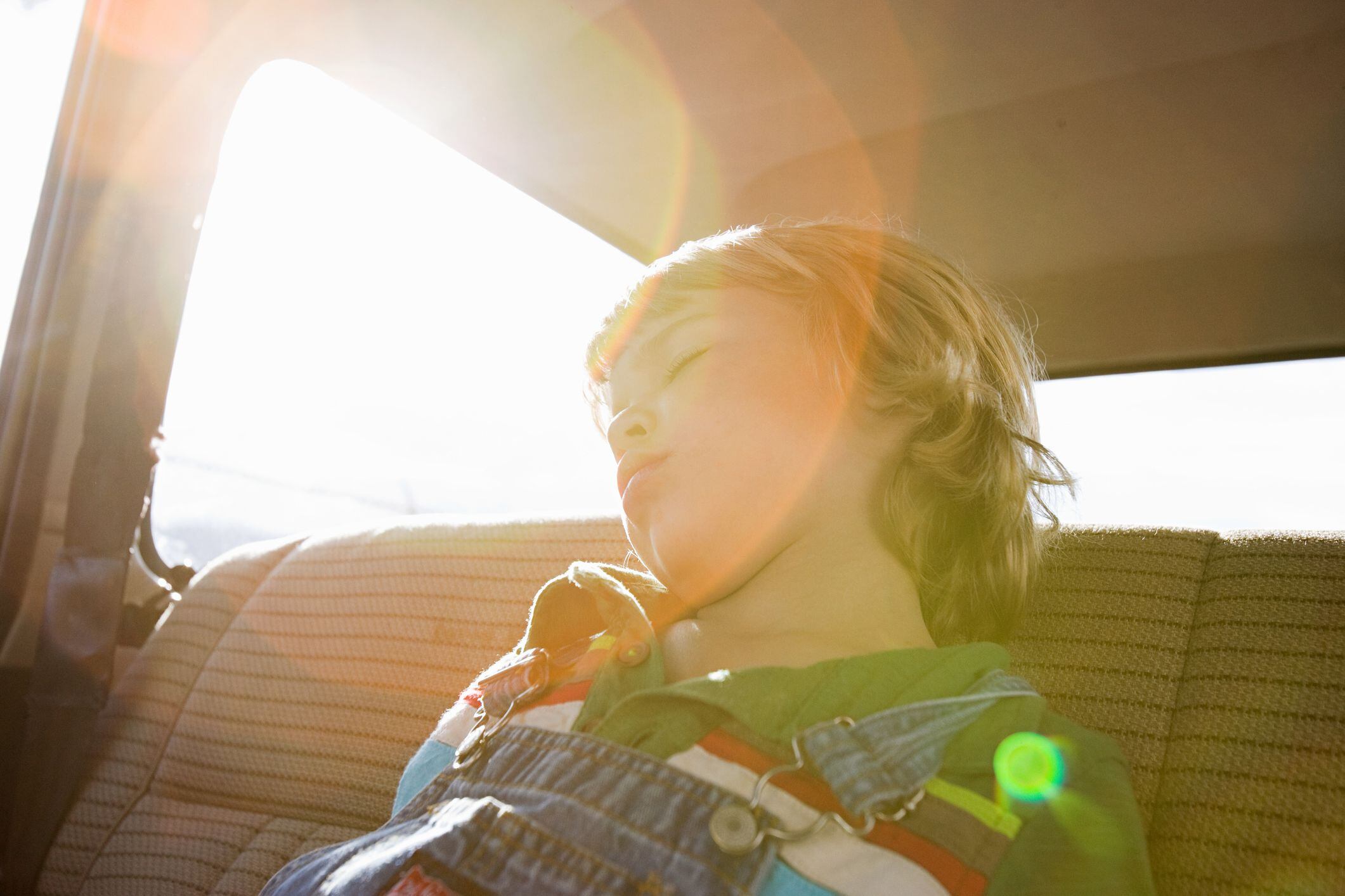 golpe de calor en niños en auto, niño dormido