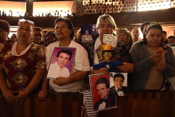 Fans llegaron temprano para poder ver a su caído ídolo (Foto: Ana Hernández/Infobae México)