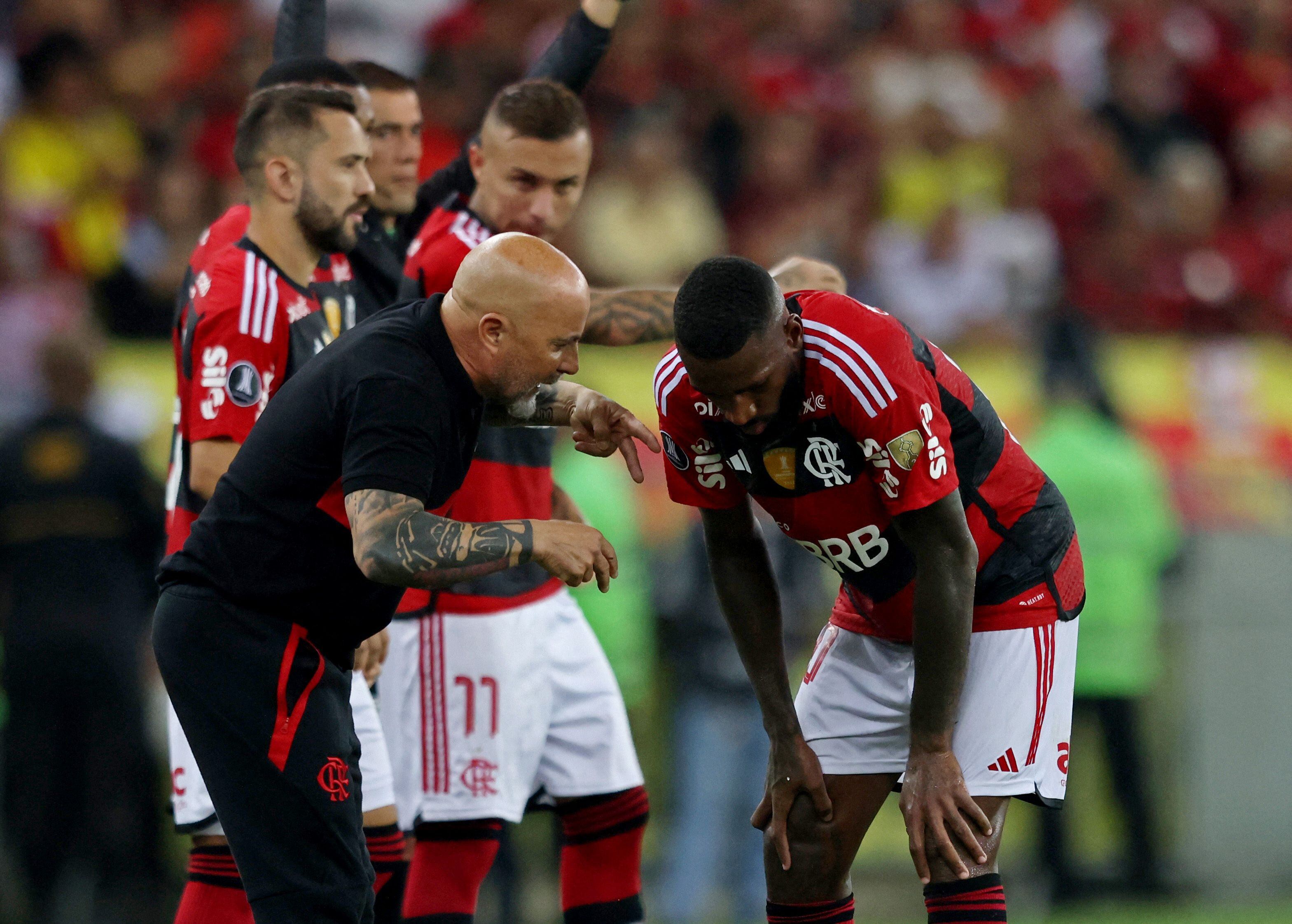 Jorge Sampaoli con Gerson, durante un compromiso de la Copa Libertadores. Foto: REUTERS/Sergio Moraes