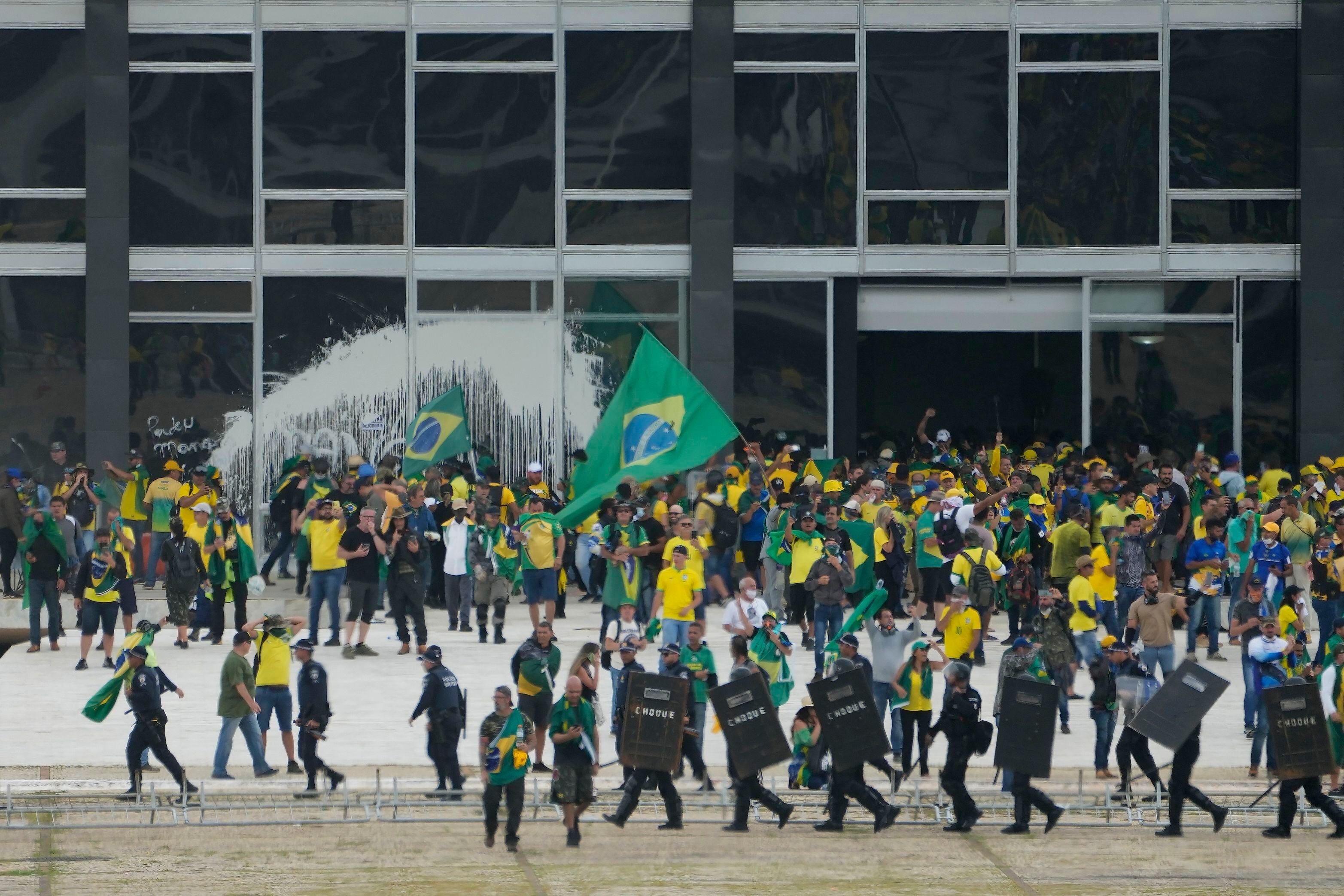 Foto del asalto a los edificios de gobierno en Brasilia el 8 de enero de 2023 (Foto AP/Eraldo Peres)