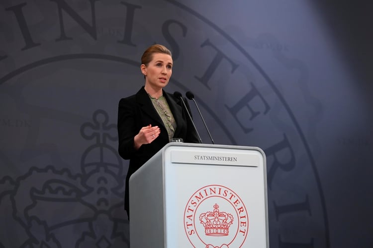 La premier danesa Mette Frederiksen en una rueda de prensa sobre el coronavirus desde Copenhagen el 6 de abril de 2020 (Ritzau Scanpix/via REUTERS)