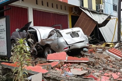 Varias edificaciones y vehículos se vieron afectados por el terremoto de Indonesia