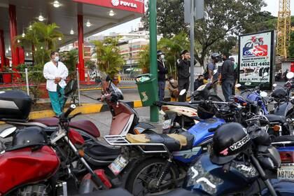 Imagen de archivo del enfermero José Bueno esperando en una fila para obtener gasolina en una estación de combistibles de PDVSA en Caracas (Reuters)