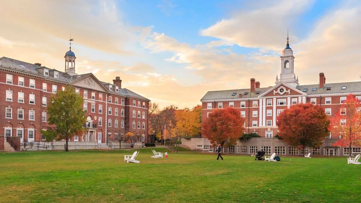 La universidad de Harvard anunció el restablecimiento de exámenes académicos para nuevos aspirantes