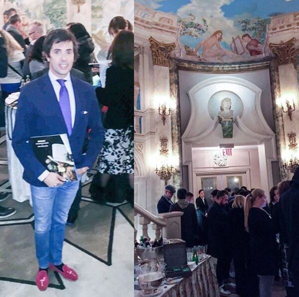 El periodista Roberto Funes Ugarte en Nueva York antes de comenzar la gala de presentación del Calendario Pirelli 2018 en los salones del edificio The Pierre.